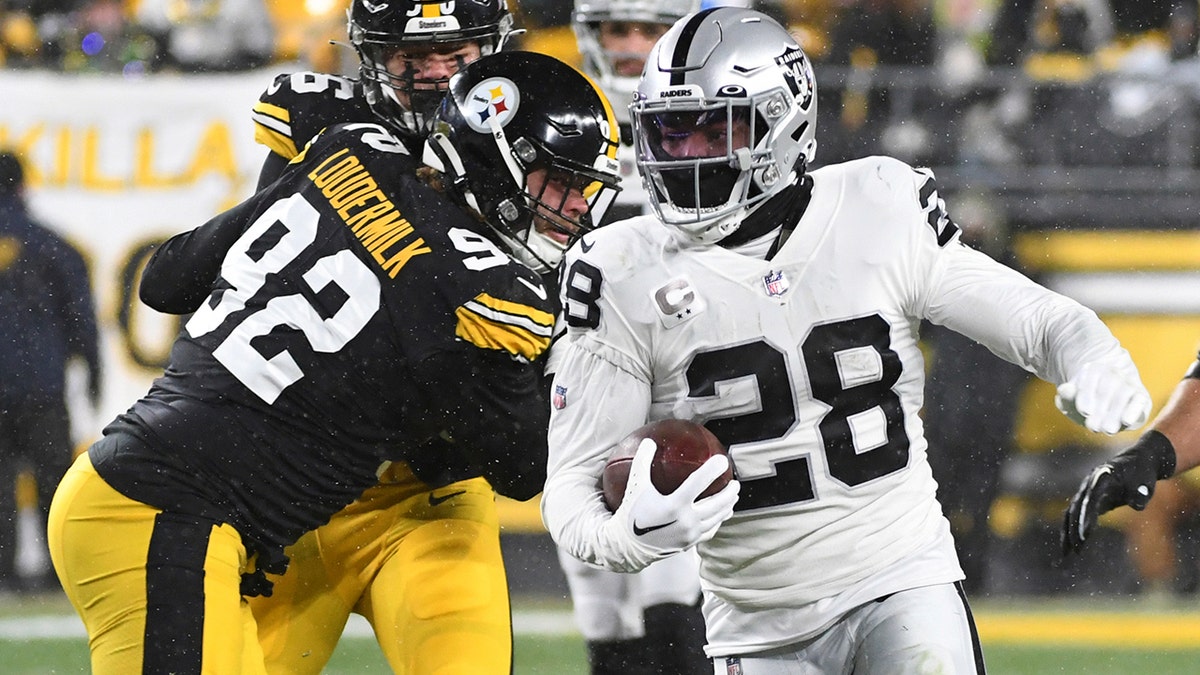 Josh Jacobs breaks through the defense