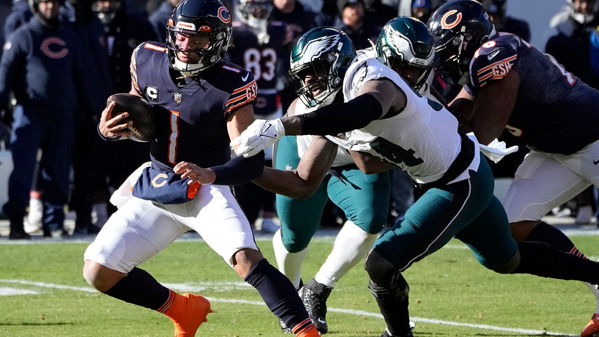Bears' Justin Fields nearly scores touchdown on marvelous run vs Eagles