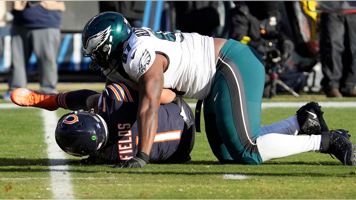 Javon Hargrave sacks Fields