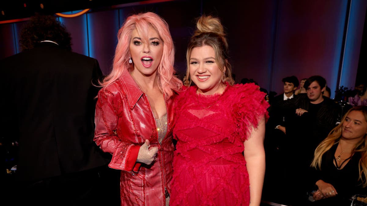 Shania Twain wears pink to match Kelly Clarkson's dress at PCAs