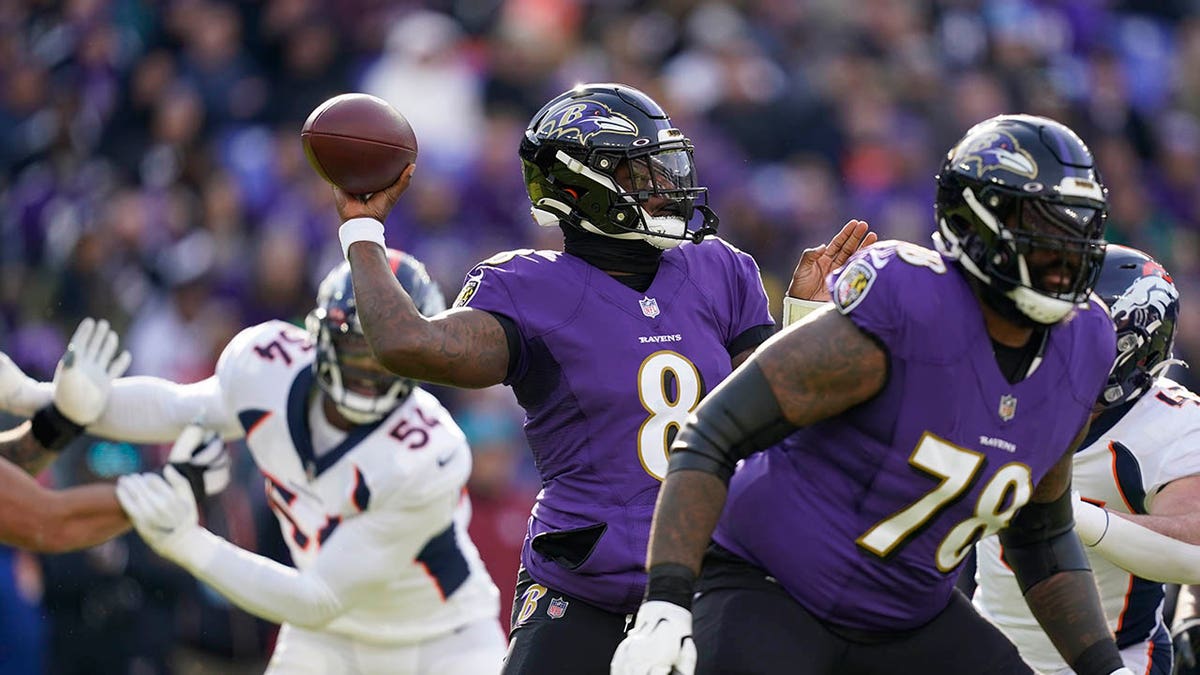 Lamar Jackson throws a ball