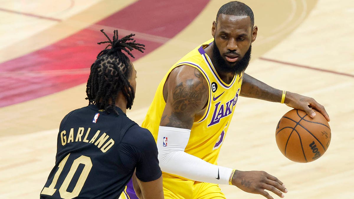 Dismiss LeBron James as old, but he's still the Lakers' heartbeat – Orange  County Register