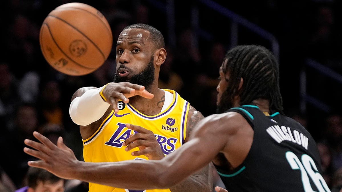 Lakers News: Insider Proposes Wild Hypothetical LeBron James