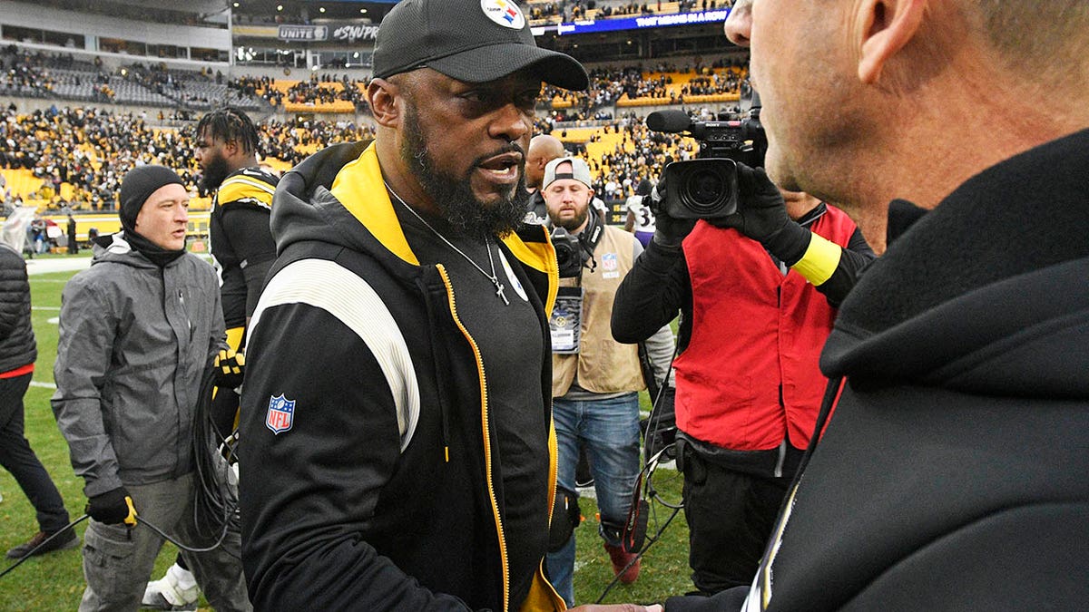 Mike Tomlin shakes hands with John Harbaugh