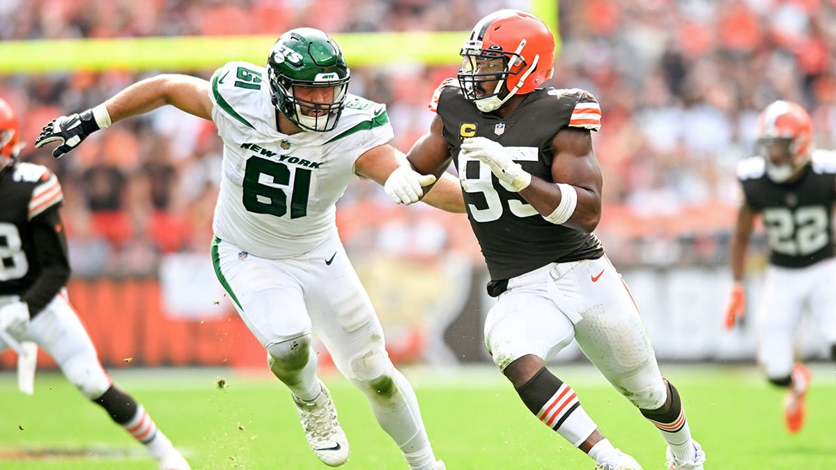 Cleveland Browns player rushes against the Jets