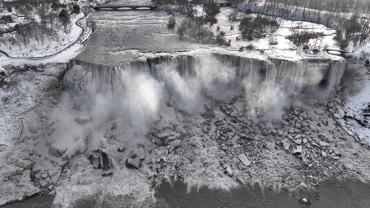 Incredible video, images show Buffalo, Niagara Falls frozen after
