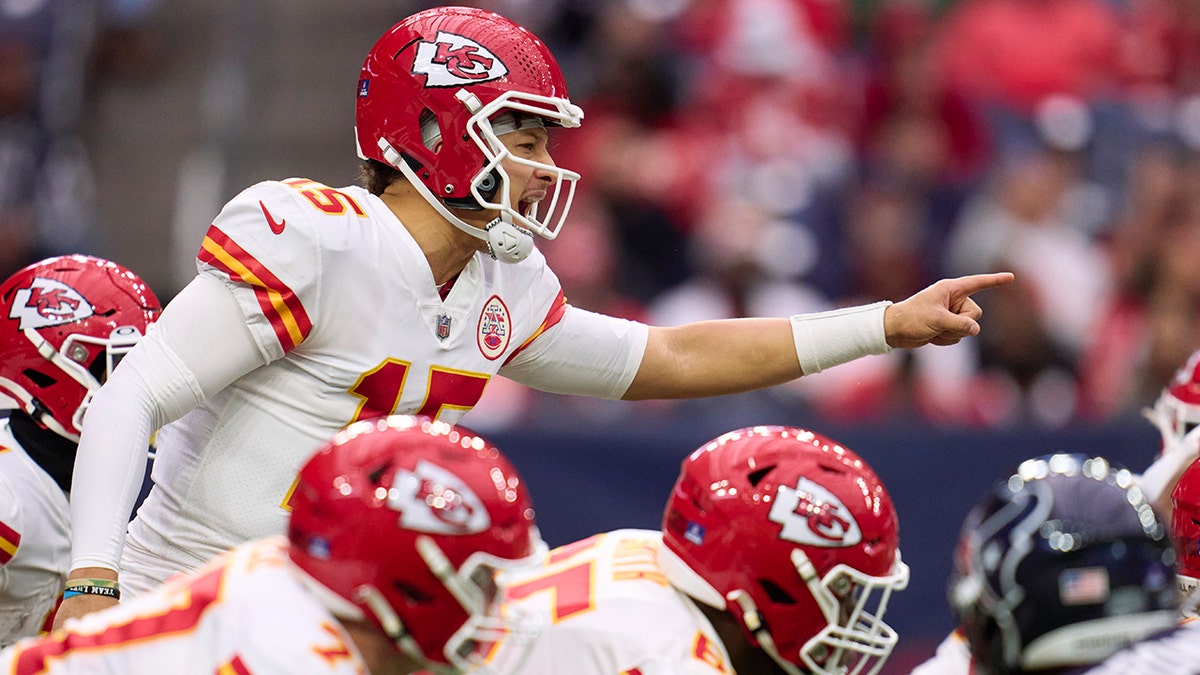 Houston, Texas, USA. 18th Dec, 2022. Kansas City Chiefs quarterback Patrick  Mahomes (15) calls a play at the line of scrimmage during the first quarter  between the Houston Texans and the Kansas