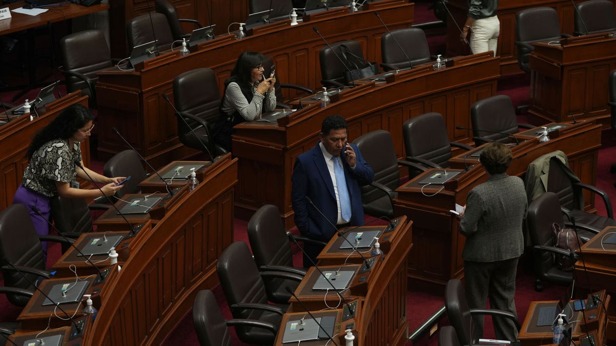 Politicians standing in the Peruvian Congress