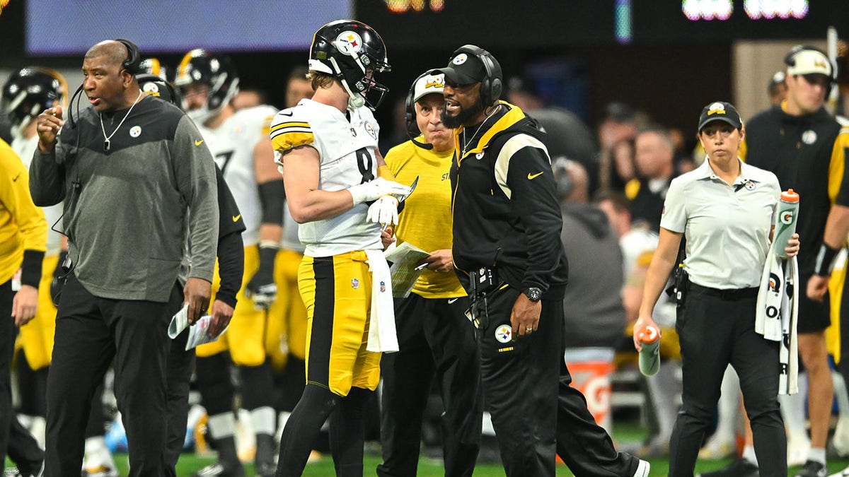 Mike Tomlin talks with Kenny Picket