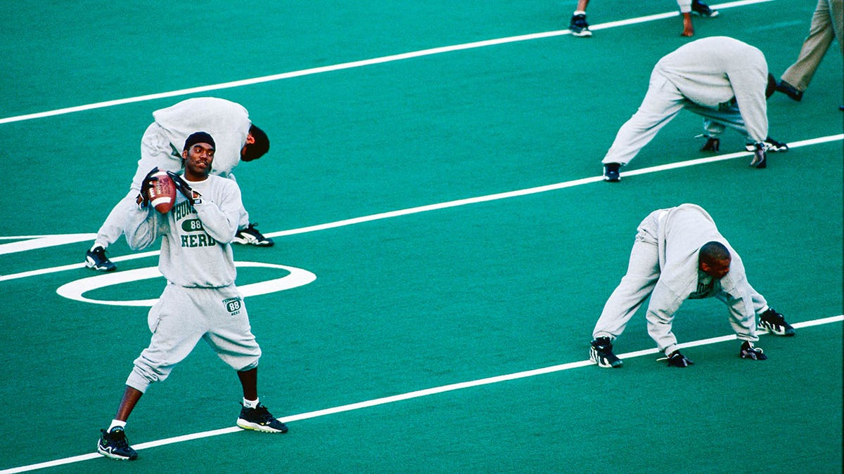 Randy Moss warms up