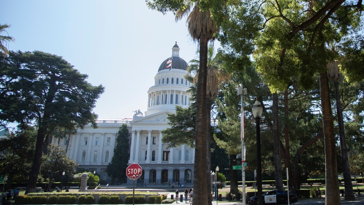Photo of the California state capitol building