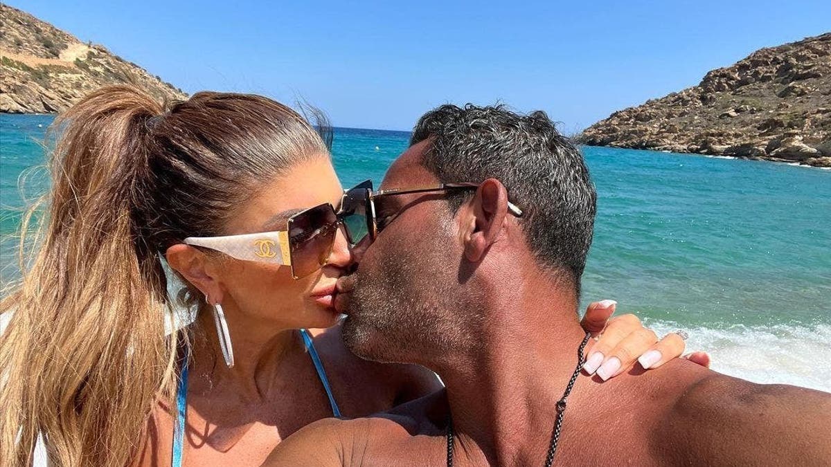 Teresa Giudice and husband Luis Ruelas take a kissing selfie on honeymoon