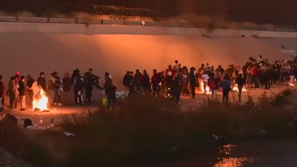 Migrants line up in El Paso, Texas