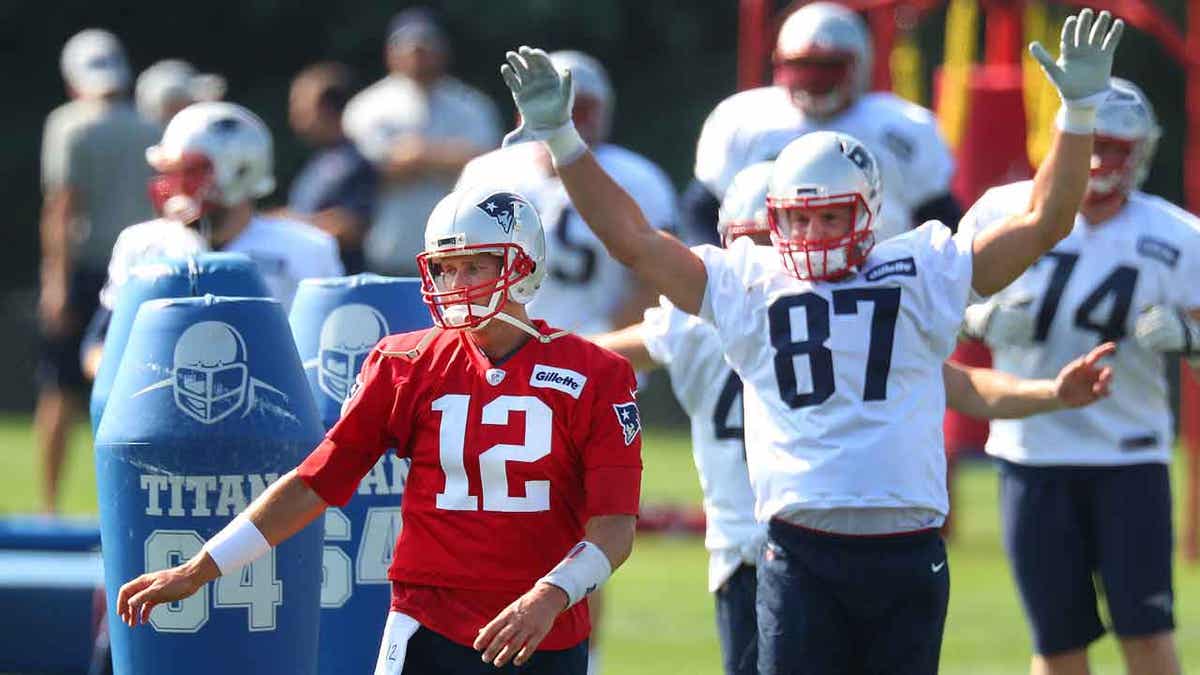 Rob Gronkowski Calls Out Tom Brady After Seeing Response To Chad Johnsons Pro Bowl Pitch That