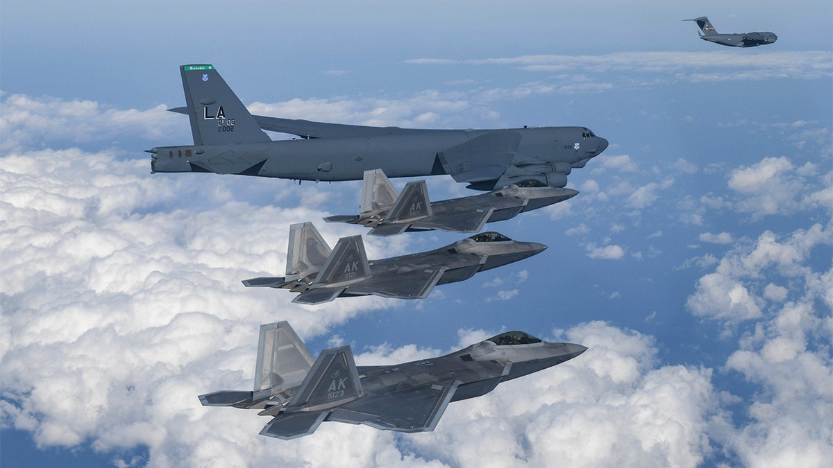 US and South Korean aircraft fly over Korean Peninsula