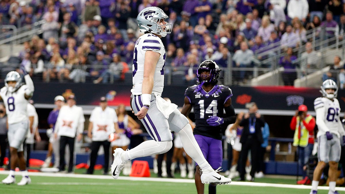 Kansas State Wildcats quarterback Will Howard scores