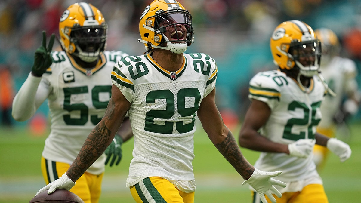 Packers upset Dolphins to shake up multiple playoff races