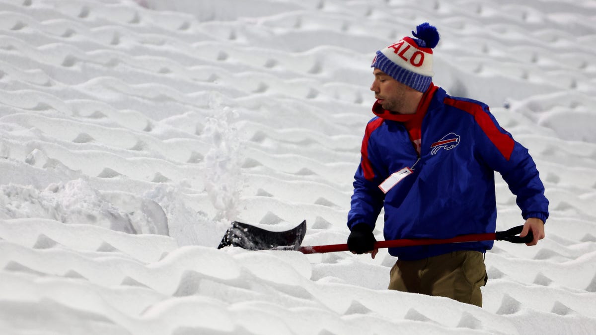 Dolphins-Bills game paused due to snowballs being thrown onto