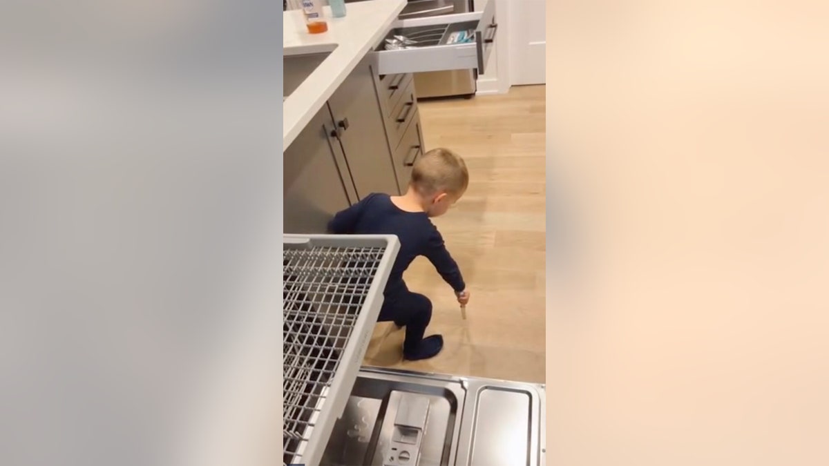 Caught on video: Adorable toddler takes extra precautions when ...