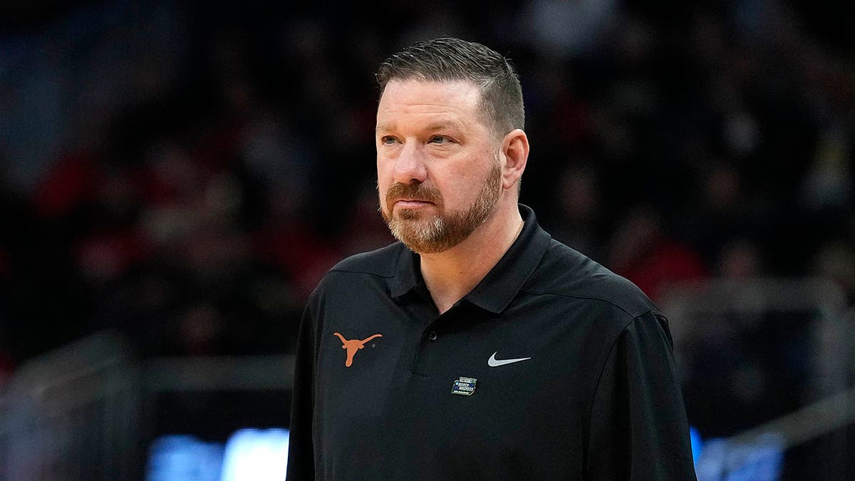 Texas coach Chris Beard’s fiancee retracts allegations he strangled her