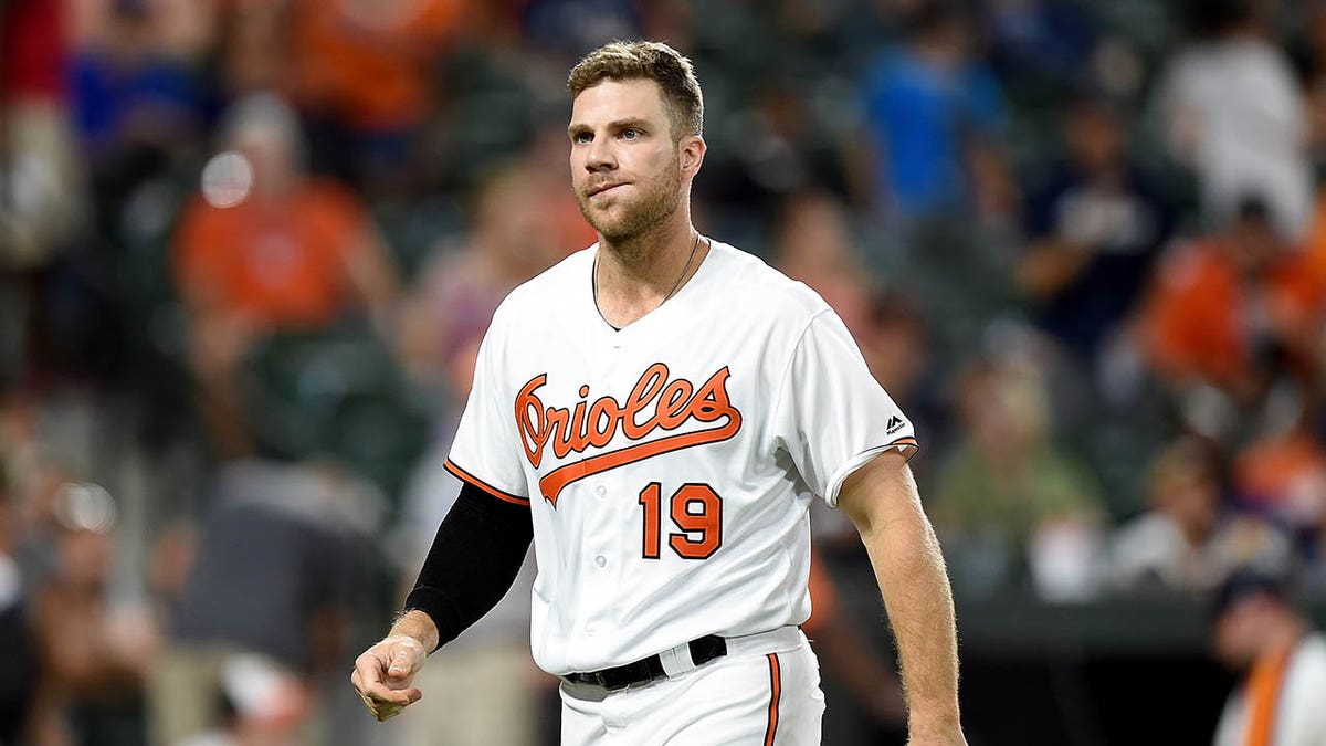 Chris Davis walking to dugout