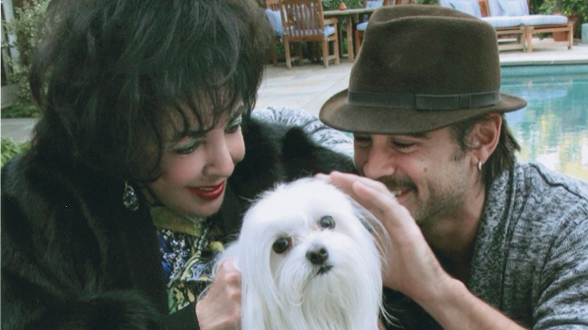 Elizabeth Taylor and Colin Farrell smiling with her dog