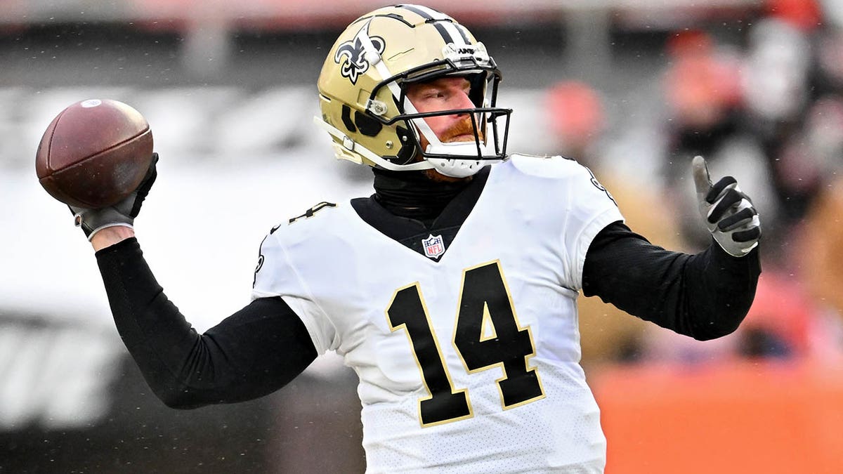 Saints stay in playoff hunt with win over Browns