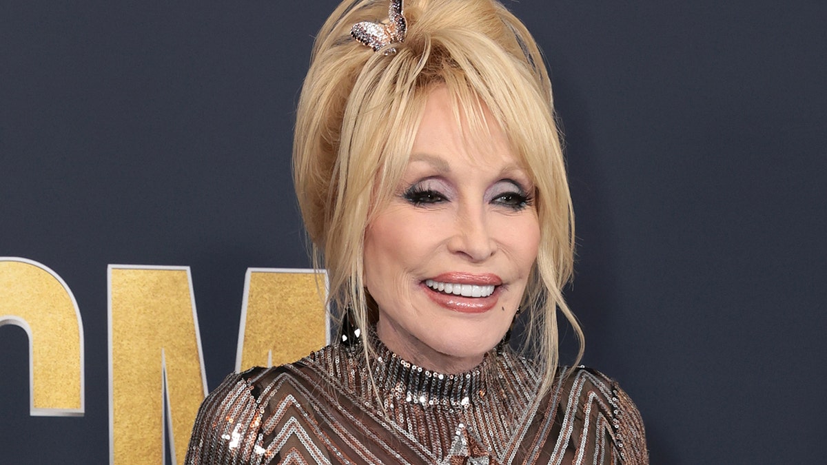 Dolly Parton sparkles at CMAs
