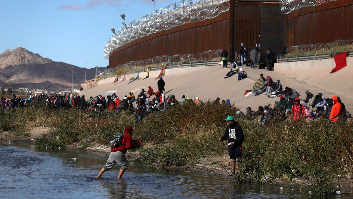 migrants cross rio grande to el paso texas