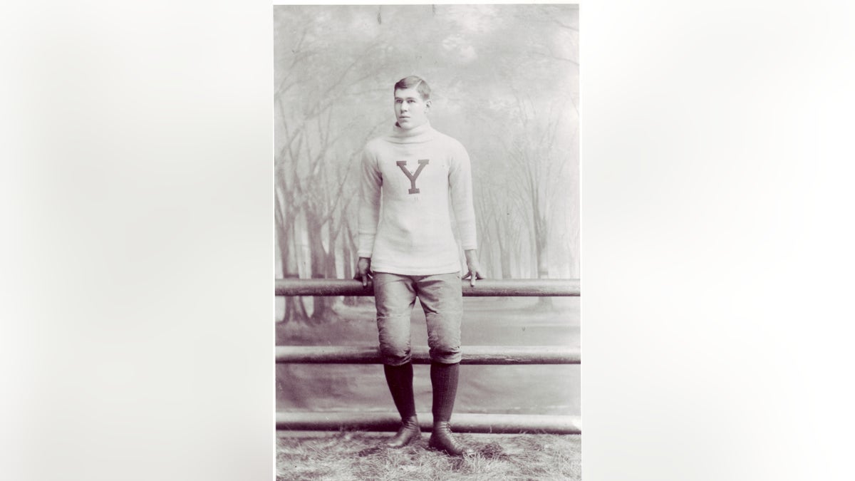 Pudge Heffelfinger jugó en Yale de 1888 a 1891. A pesar de su apodo, no era regordete. Pero sobresalía por encima de otros jugadores de la época.