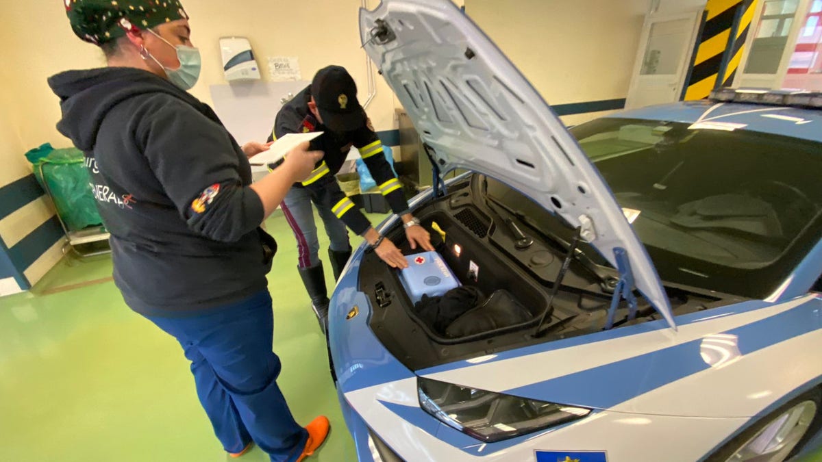 The Lamborhini Huracán is loaded with Kidneys for emergency transport