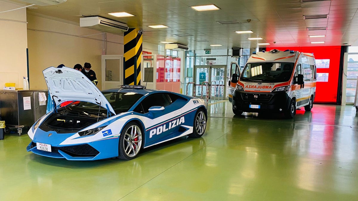 The Lamborghini Huracán is loaded with kidneys to be transported to the hospital
