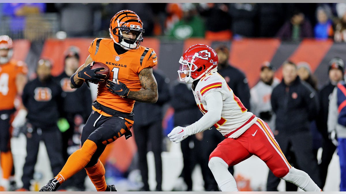 Ja'Marr Chase runs with ball