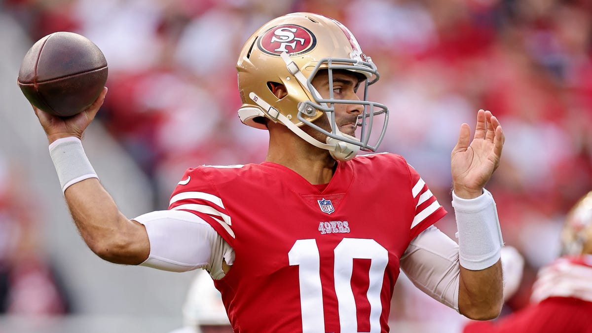 Jimmy Garoppolo throws