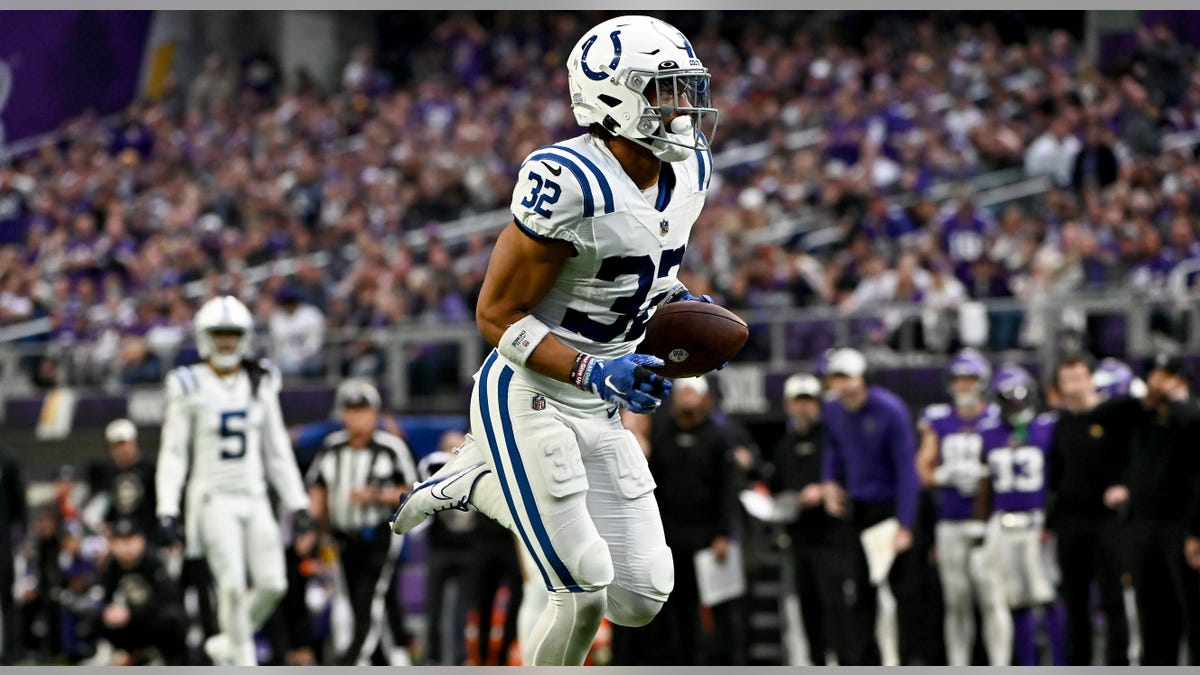 Julian Blackmon runs