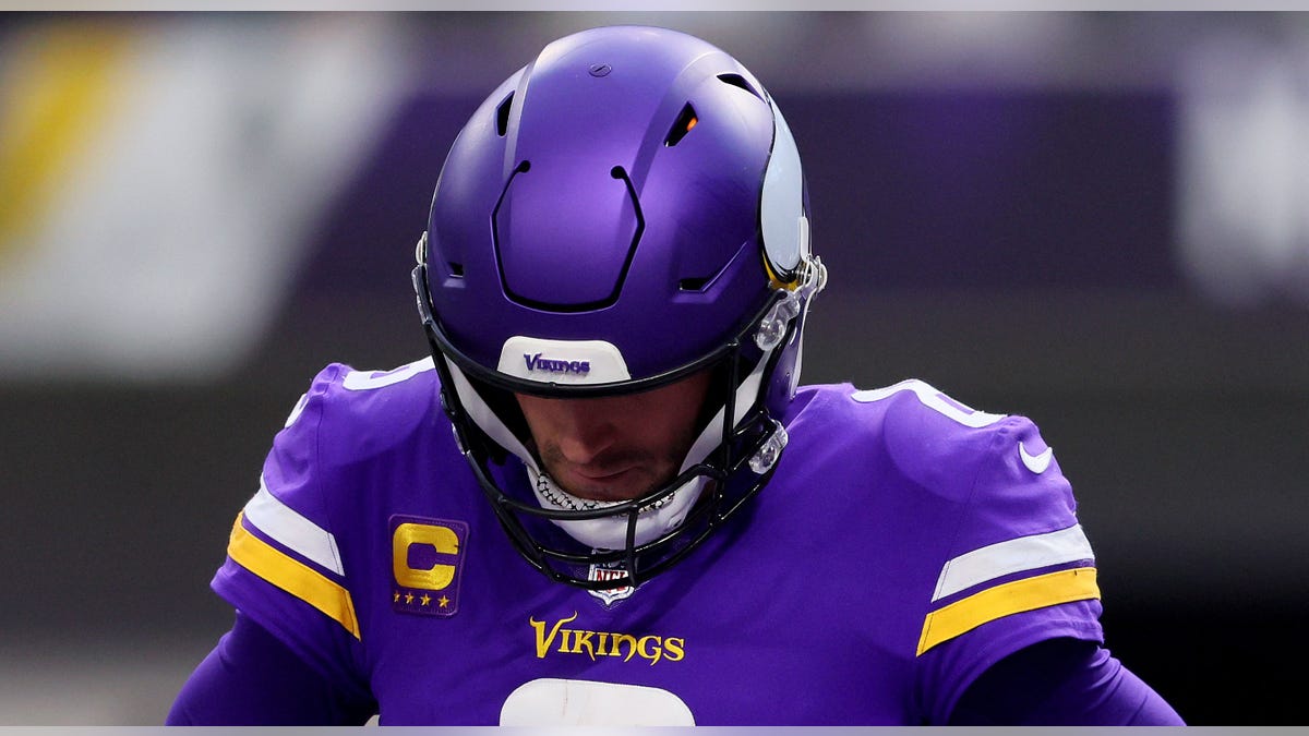 Kirk Cousins head down