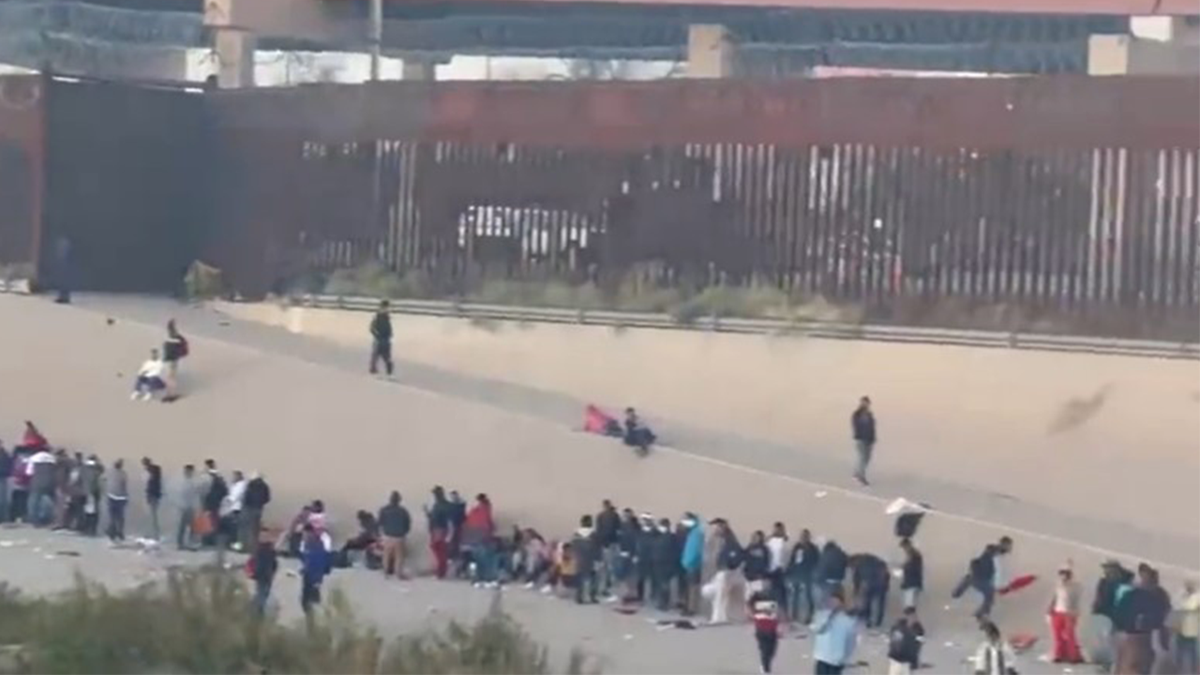 Migrants waiting at the southern border