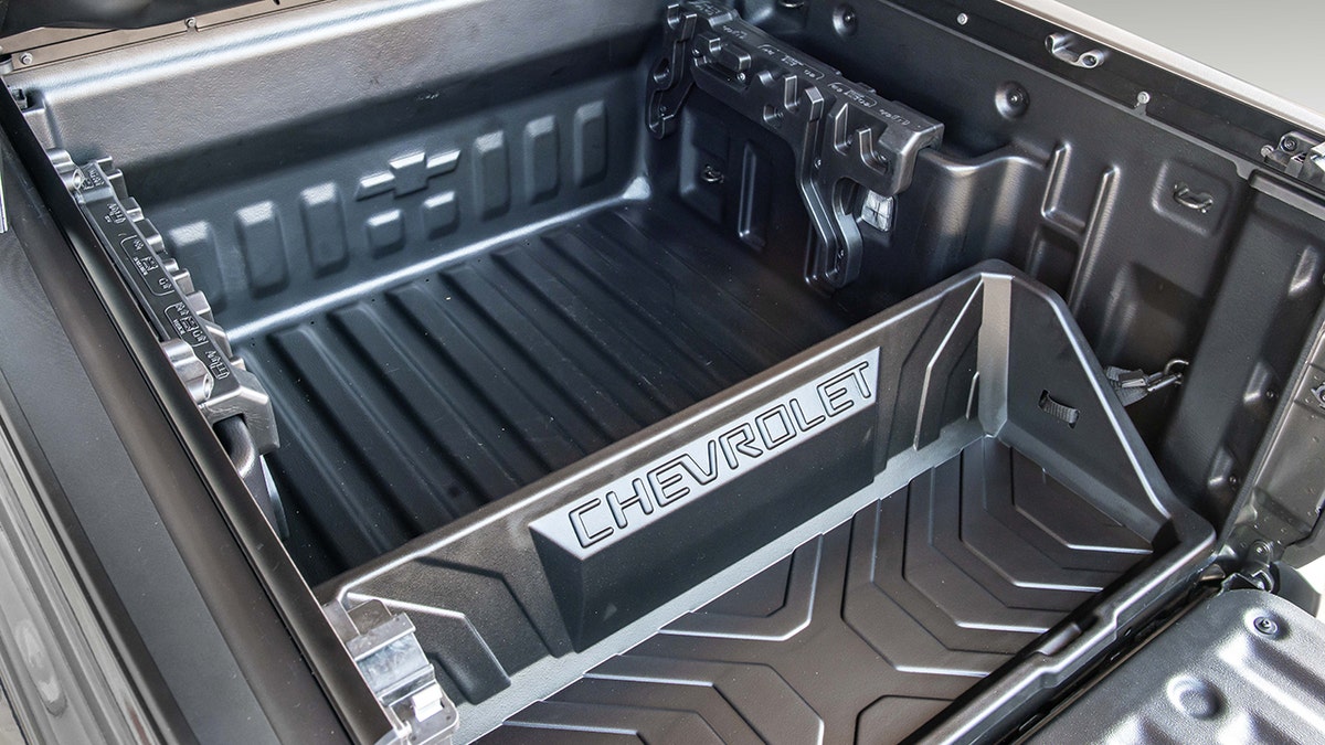 Chevrolet Montana bed tray