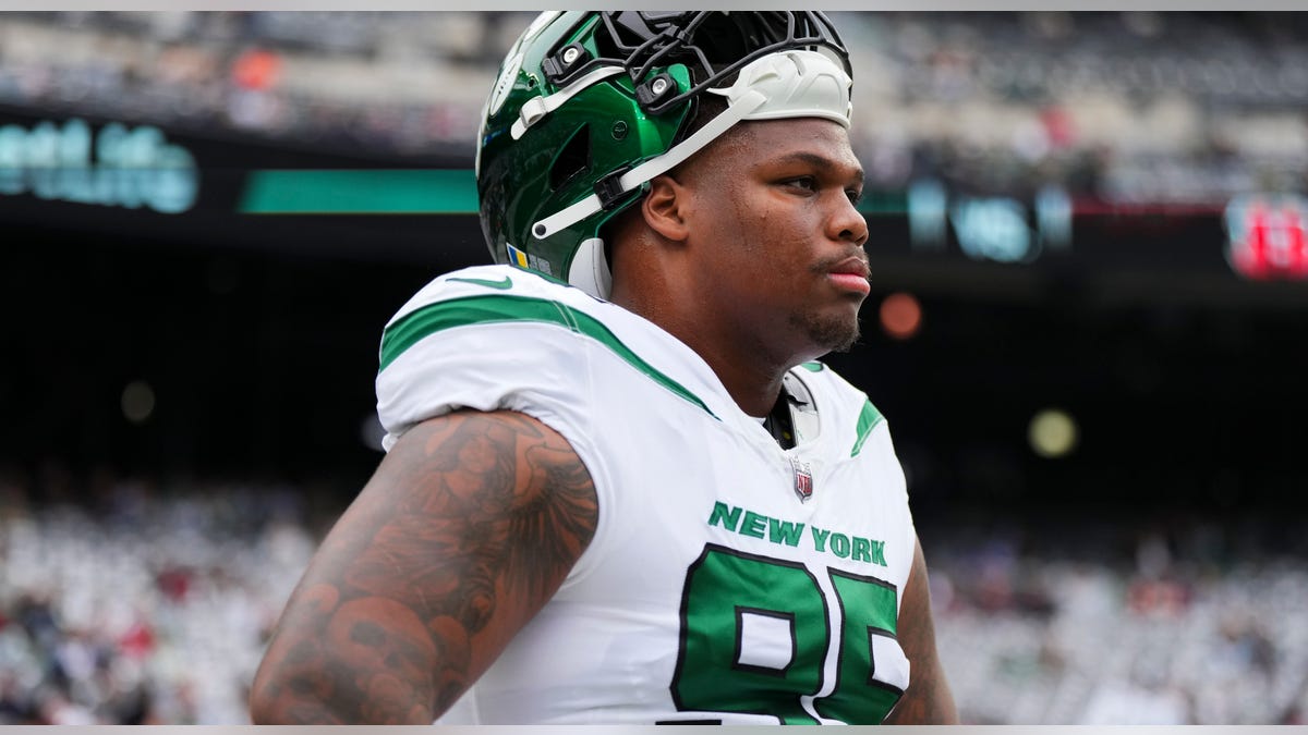 Quinnen Williams looks on field