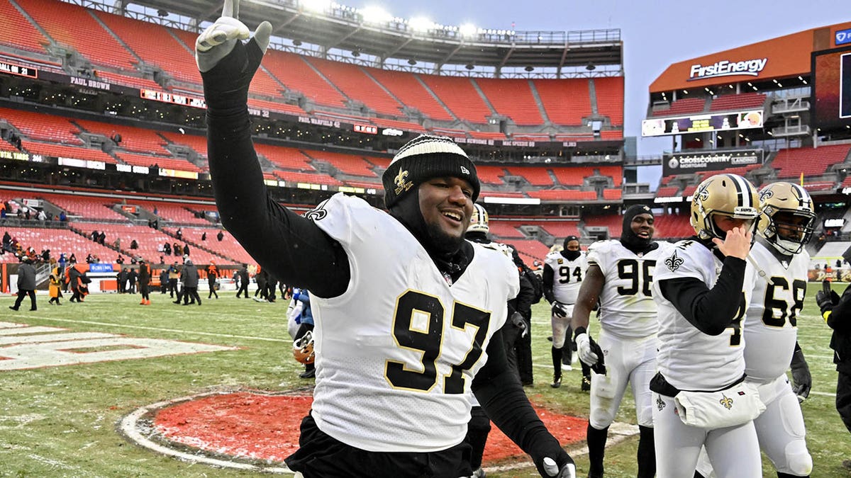 Saints overcome Browns, 17-10, in bitterly cold Cleveland