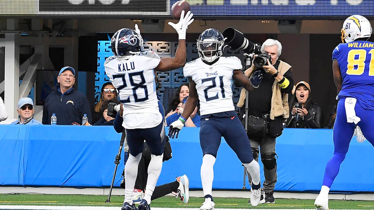 Titans teammates make good use of tip drill on impressive interception vs.  Chargers