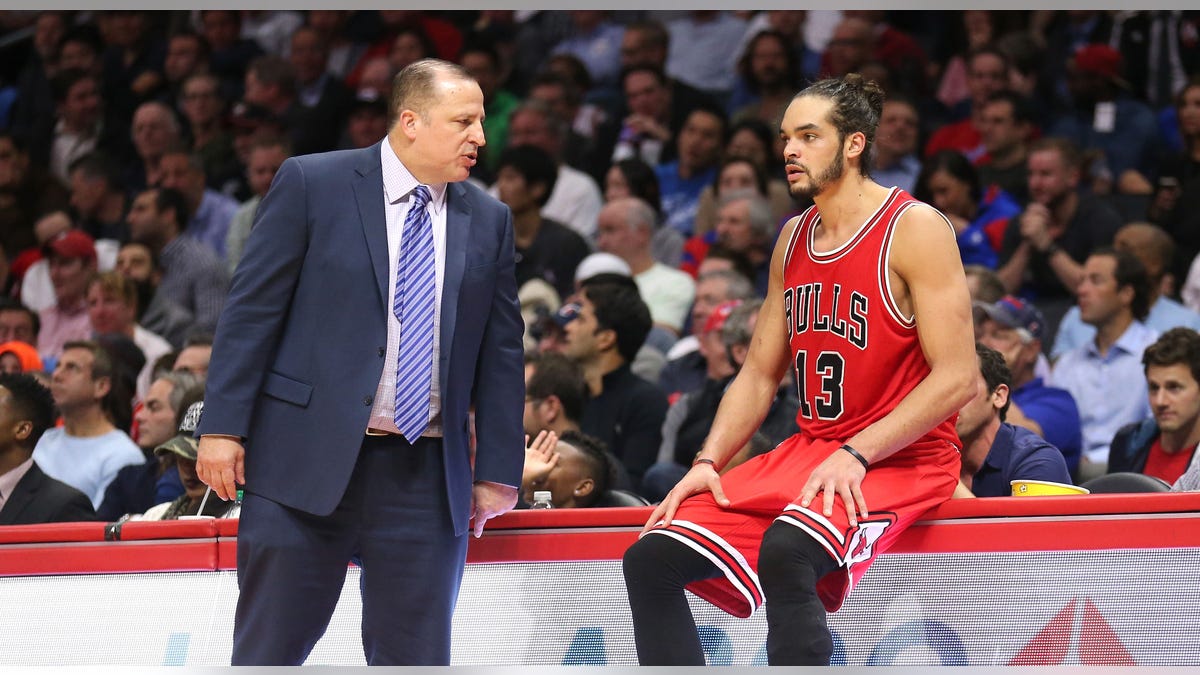 Tom Thibodeau talks to Joakim Noah