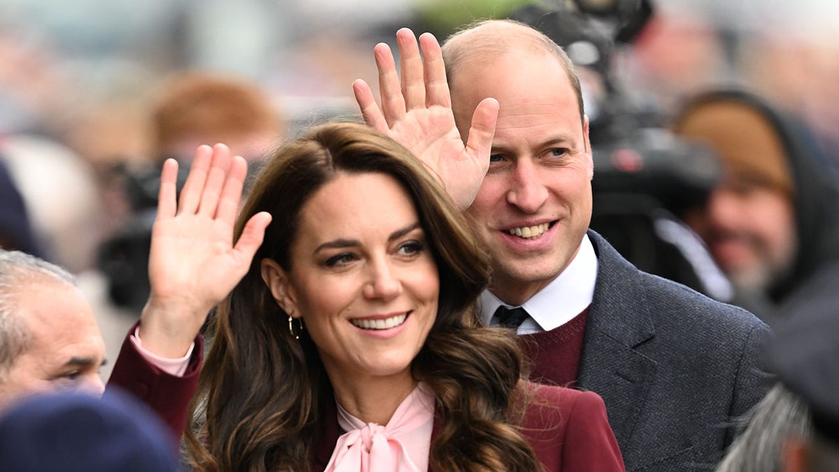 Kate and William smiling and waving