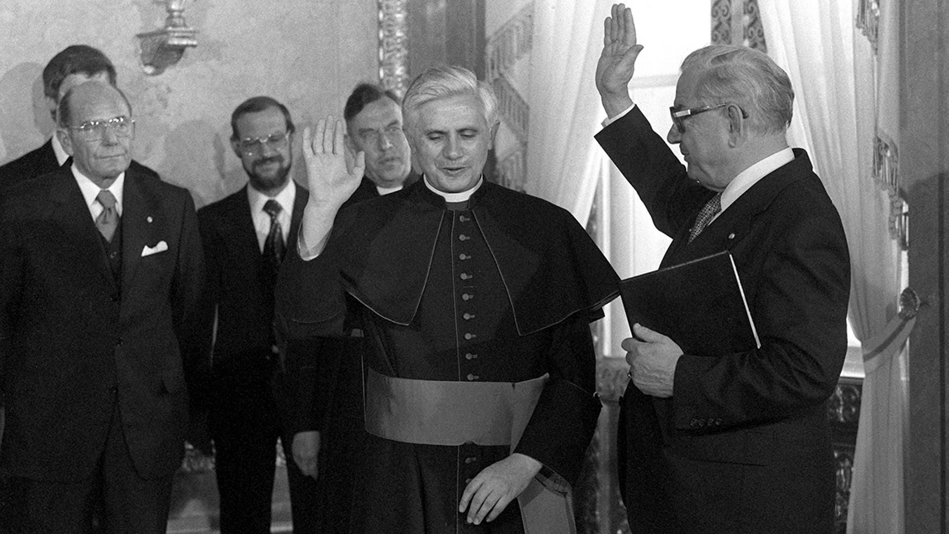 Joseph Ratzinger (L), takes the oath of allegiance to the Bavarian constitution on 05.26.1977 in Munich before former Prime Minister Alfons Goppel (R). On 05.27.1977 Ratzinger officially took over his office as successor of the deceased Cardinal Julius Döpfner.