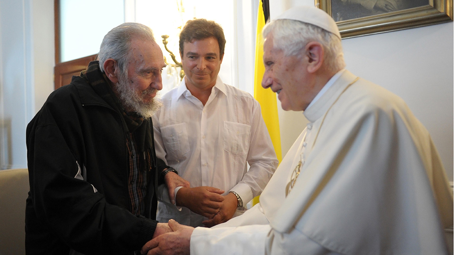 Fidel Castro shakes hands with Pope Benedict
