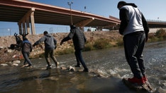 Supreme Court temporarily pauses lifting Title 42 border restrictions: Texas, DHS react