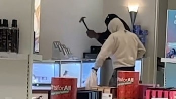 Tennessee police officers interrupt robbery in progress, dramatic video shows