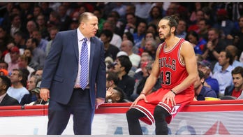 Joakim Noah crashes Tom Thibodeau's Knicks presser with hilarious question