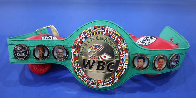 El cinturón de campeón mundial del WBC se muestra en el Campeonato de Boxeo de Ucrania en la región de Ivano-Frankivsk en el oeste de Ucrania. 