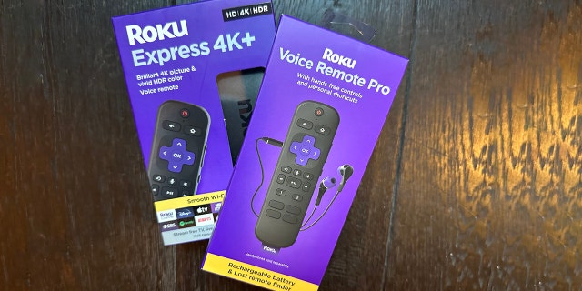 Roku Express 4K+ ले $40 अन्तर्गत 4K स्ट्रिमिङ प्रदान गर्दछ।  Roku Voice Remote Pro तपाईको Roku प्लेयर वा Roku TV लाई उचाल्न सजिलो उपहार हो